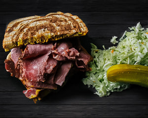 Sandwich à la traditionnelle viande fumée de Montréal